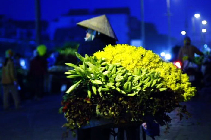 Hanoi-night-flower-market-3
