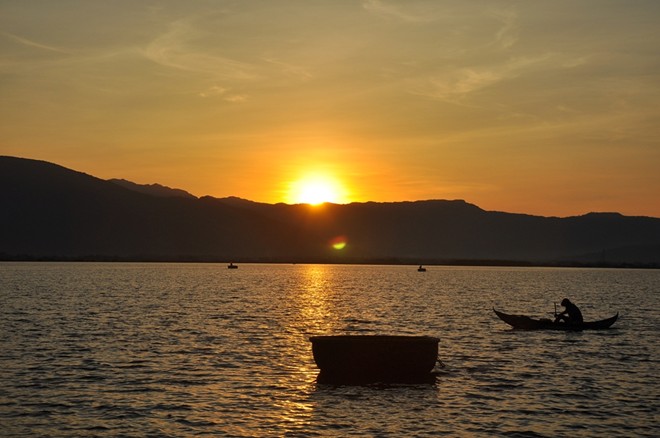 Beautiful dawn on the Hon Thien Lake (Ninh Thuan)  - Visa to Vietnam